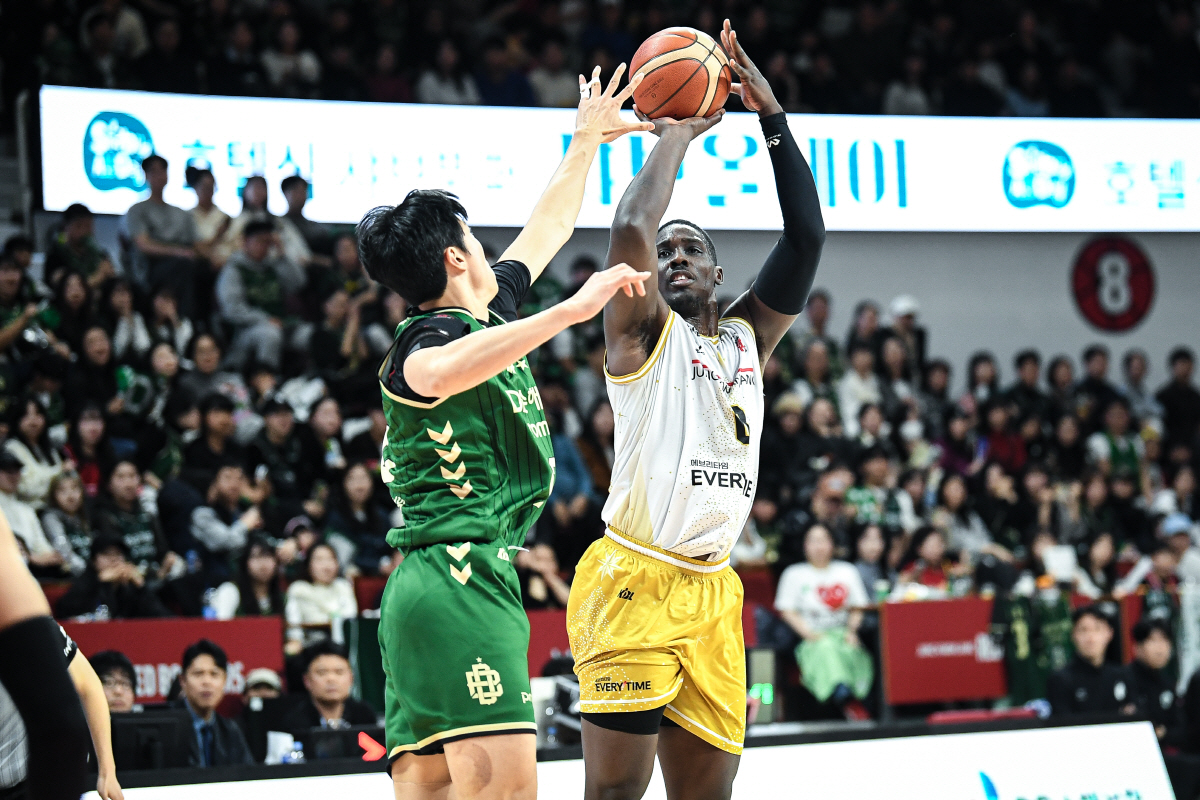 '성탄절에 복수하고 재뿌렸다' DB,정관장 4연승 저지…2라운드 21점차…