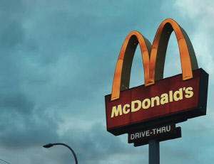 햄버거 드라이브스루 건물과 차량 사이 낀 60대 결국 숨져