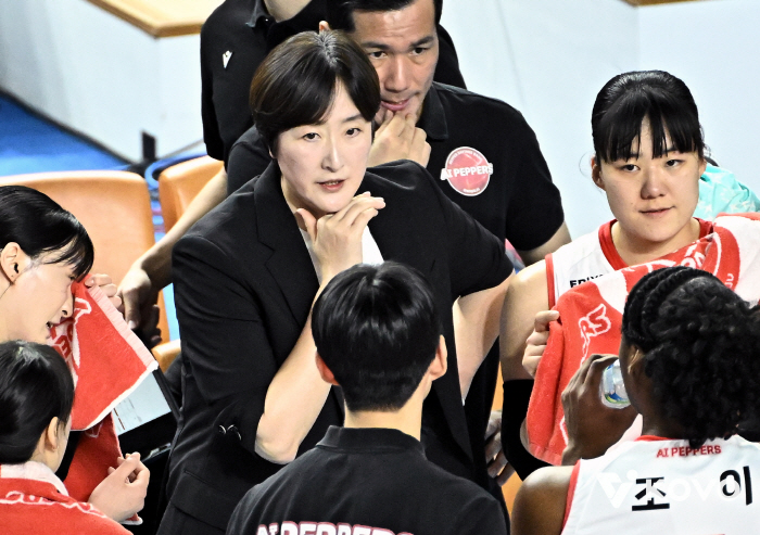 참담한 9연패 감독, 1분 만에 기자회견장 떠났다