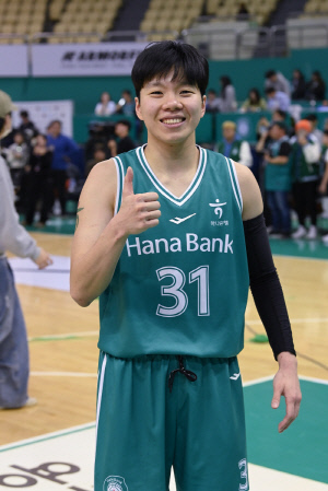 [WKBL리뷰]'연승 다시 간다' 하나은행, 신한은행 64-62 꺾고 2연승