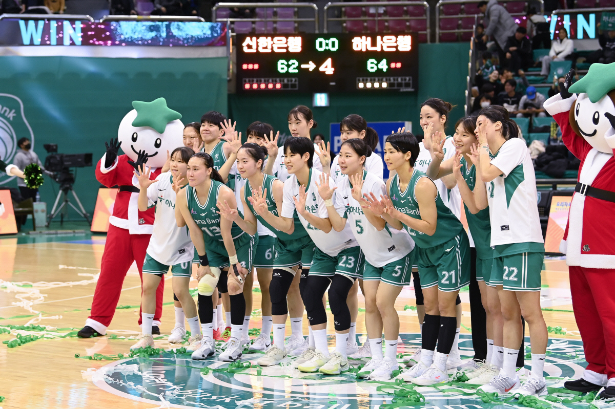 [WKBL리뷰]'연승 다시 간다' 하나은행, 신한은행 64-62 꺾고 2…