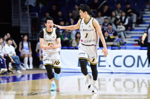 [KBL리뷰]'시즌 첫 2차연장 혈투' LG, KCC전 10연승 질주…혈투 끝에 109-101 승리, KCC 8연승 저지