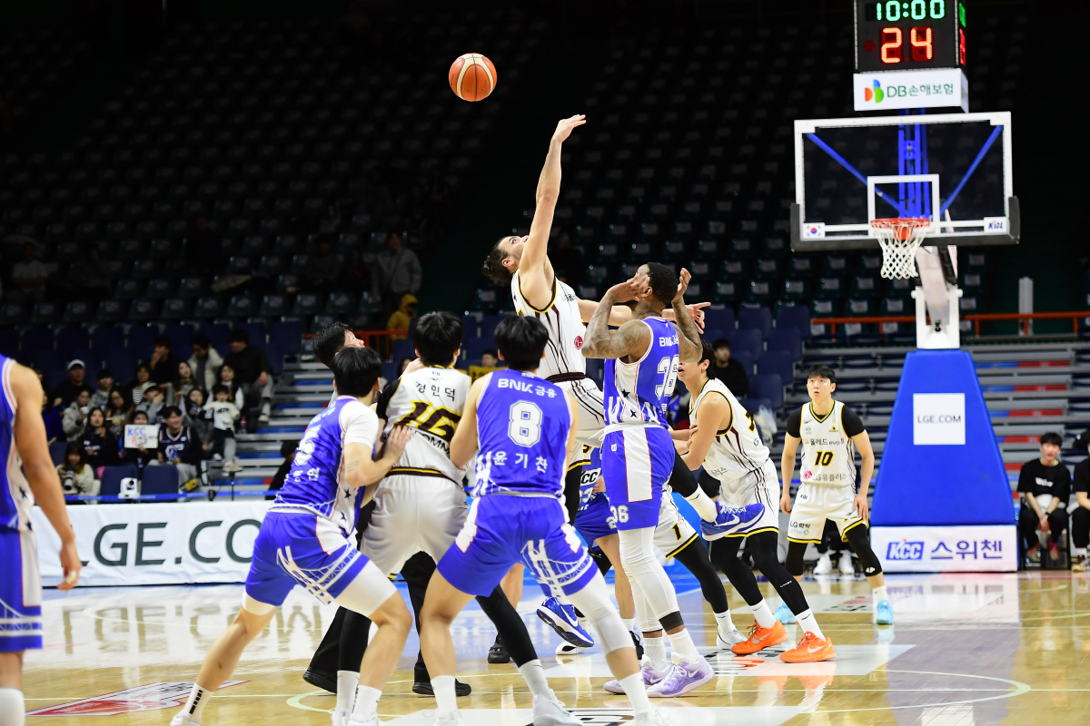 [KBL리뷰]'시즌 첫 2차연장 혈투' LG, KCC전 10연승 질주…혈…