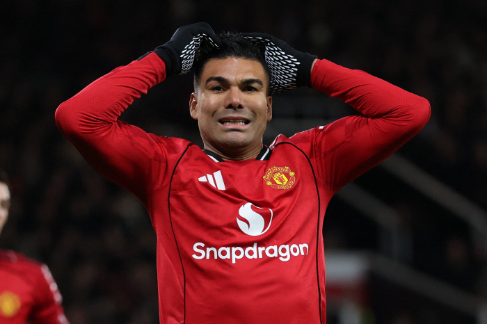 "정말 저 빼는 건가요?" 맨유 또 논란 발생했다…'베테랑' 카세미루 교체 OUT 분노 폭발 "정말 놀란 것 같다"