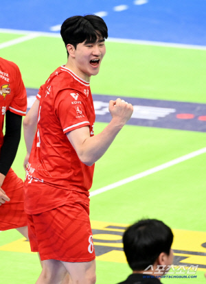 할배 듀오 맹활약 → 23세 박승수 해결사!…한국전력, '굼뜬' 현대캐피탈 잡고 톱3 맹추격 [수원리뷰]