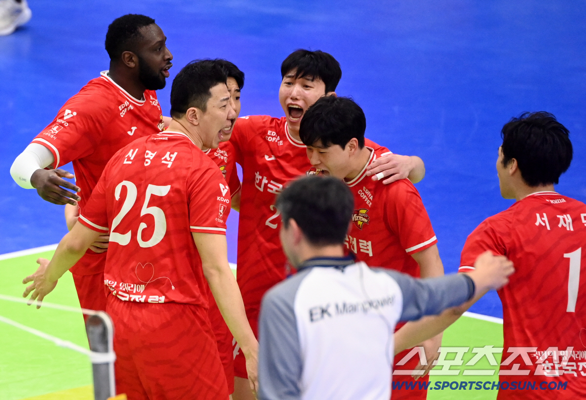 할배 듀오 맹활약 → 23세 박승수 해결사!…한국전력, '굼뜬' 현대캐피…