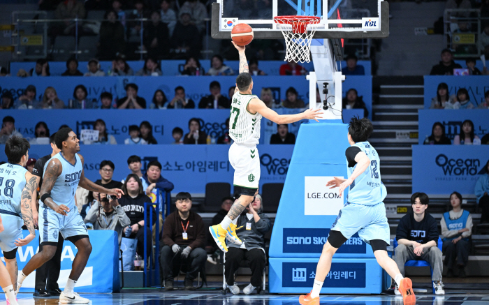 "슈퍼 알바노!" 미스터 클러치 DB 이선 알바노. 이번에도 끝냈다. DB 혈투 끝 소노 제압. 알바노 승부처 연속 4득점 압권이었다