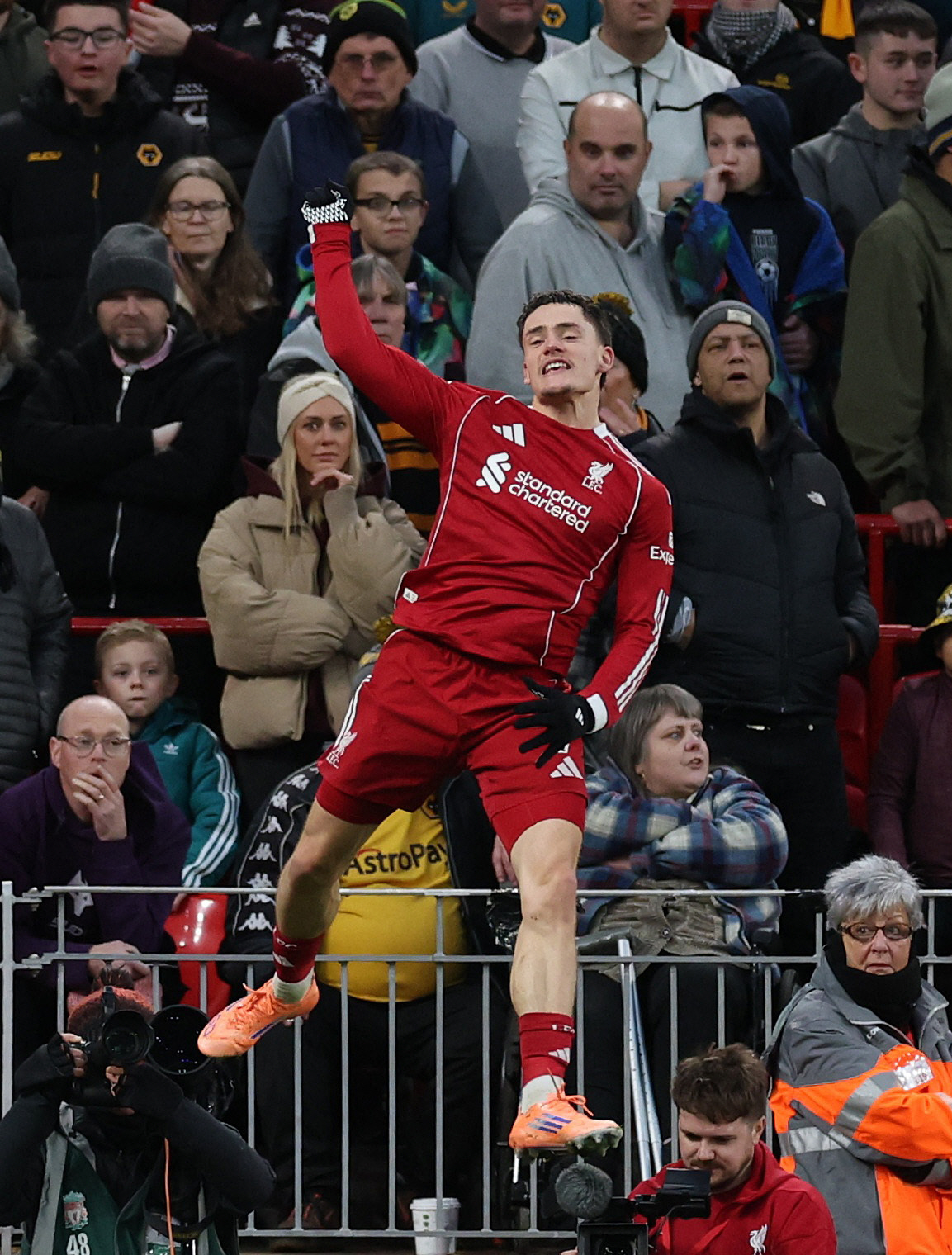 "드디어 터졌다" 2000억 사나이 비르츠 '데뷔골 폭탄돌리기' 황희찬팀…