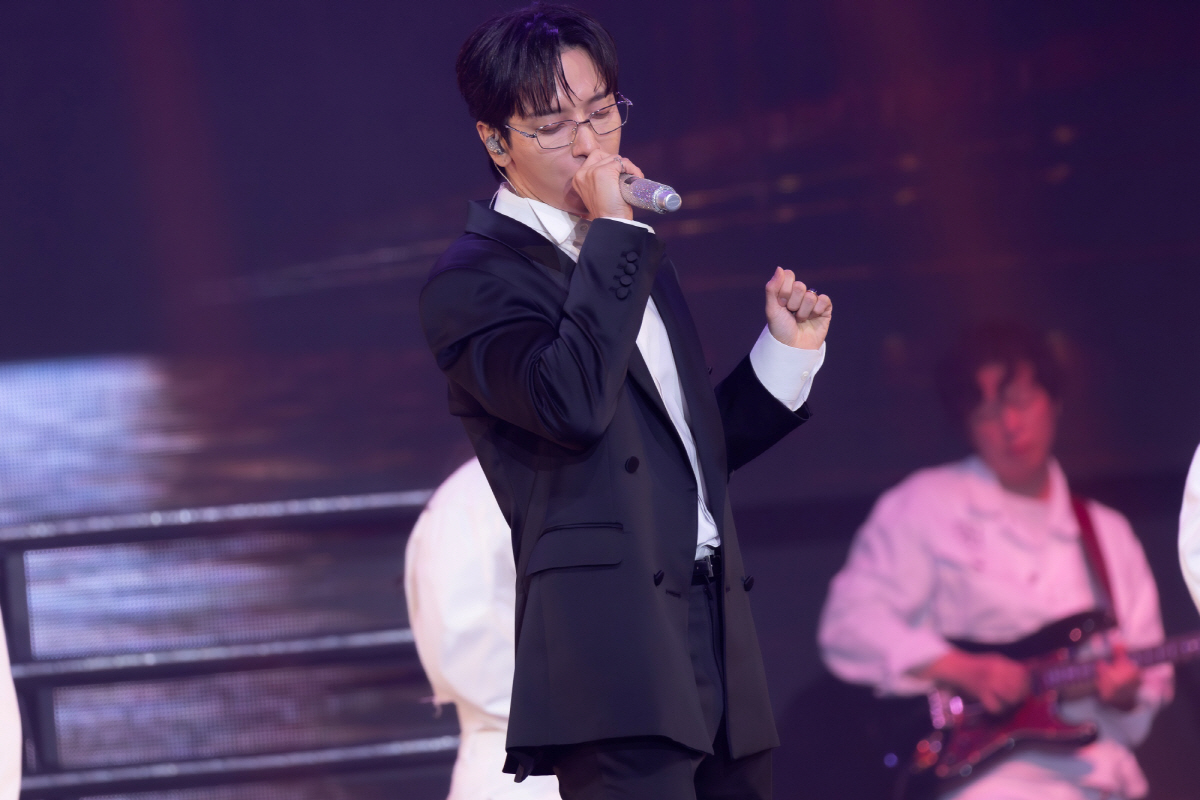 정용화, 솔로 10주년 기념 아시아 투어 성료…내년 1월 씨엔블루 컴백까…