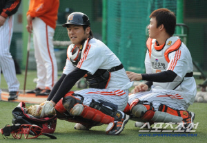 '절친' 강민호 형 도장 찍었고, 황재균 형은 은퇴해버렸다...장성우 계약은 어찌되는 건가