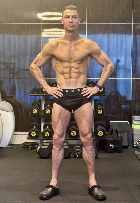 "'하루 6끼' 자기 관리의 神" 호날두, 이번엔 60년 묵은 진기록 썼…