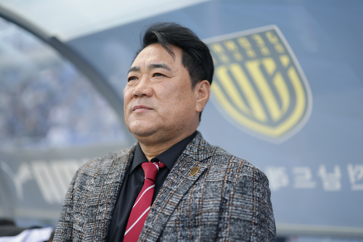 [인터뷰]'추락한 왕조' 울산 HD 지휘봉, '레전드' 김현석 감독 "하…