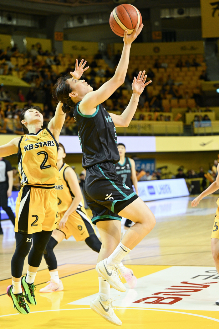 하나은행, 커리어하이 17득점 올린 정현의 활약속에 KB스타즈 꺾고 1위 질주