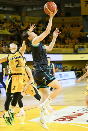하나은행, 커리어하이 17득점 올린 정현의 활약속에 KB스타즈 꺾고 1위 질주