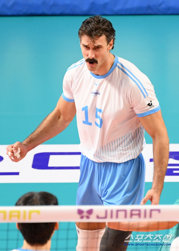 공격종합 1위+블로킹 2위+수비 4위 '대체불가' 토털패키지 빠졌는데…'태산' 같은 대한항공, 우리카드 4연패 수렁 [장충리뷰]