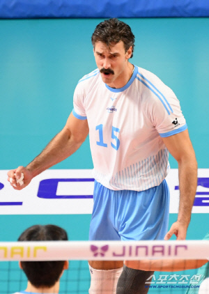 공격종합 1위 블로킹 2위 수비 4위 '대체불가' 토털패키지 빠졌는데…'태산' 같은 대한항공, 우리카드 4연패 수렁 [장충리뷰]