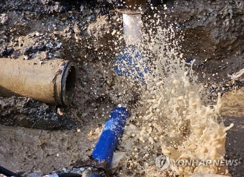 인천 서구청역 인도서 깊이 1.5ｍ 땅 꺼짐…도로 부분 통제