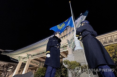 (서울=연합뉴스) 김도훈 기자 = 29일 청와대에서 근무자들이 봉황기를 게양하고 있다. 봉황기는 우리나라 국가수반의 상징으로, 대통령의 주 집무실이 있는 곳에 상시 게양된다. 이재명 대통령은 이날 오전 청와대 집무실로 출근하며, 대통령의 청와대 복귀는 2022년 5월 이후 3년 7개월 만이다. 2025.12.29 superdoo82@yna.co.kr