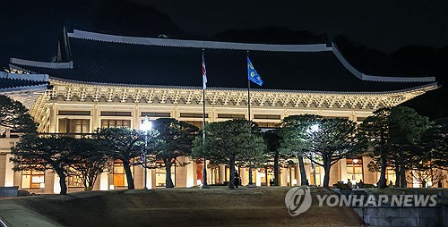 (서울=연합뉴스) 김도훈 기자 = 29일 청와대에서 관계자들이 봉황기를 게양하고 있다. 봉황기는 우리나라 국가수반의 상징으로, 대통령 주 집무실이 있는 곳에 상시 게양한다. 이재명 대통령은 이날부터 청와대 집무실로 출근한다. 대통령의 청와대 복귀는 2022년 5월 이후 3년 7개월 만이다. 2025.12.29 [청와대통신사진기자단] superdoo82@yna.co.kr