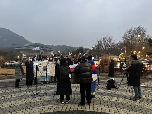 "어젯밤 10시부터 왔다"…靑 앞에선 첫날 李대통령 환영 집회