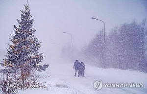 미국 뉴욕·북유럽에 눈폭풍…잇단 항공편 결항에 교통대란