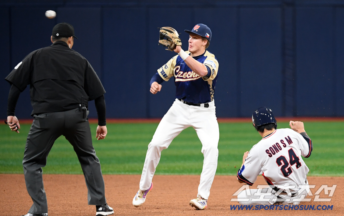 이정후도 수비 욕 먹는 곳인데.. 송성문을 외야로? → '지도자 경력 無…