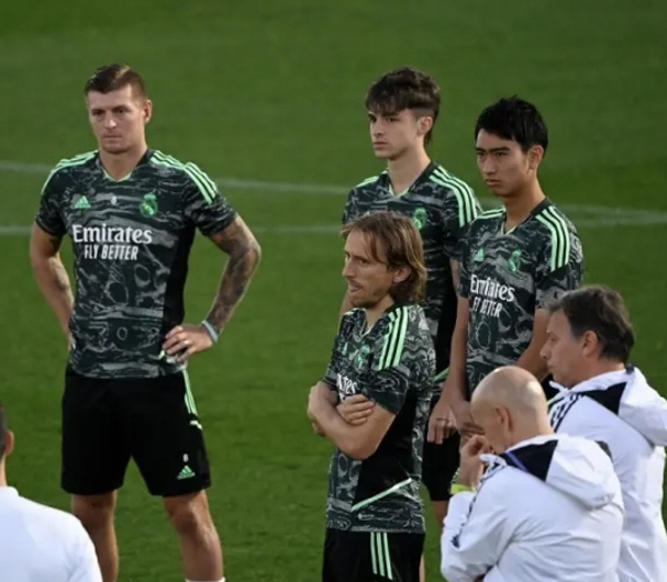 "FIFA 징계로 공식전 못 뛰어" '日 최초 레알 마드리드 선수'가 이…