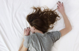 술 취한 여성 성폭행 영상 SNS서 자랑한 남성, 결국…