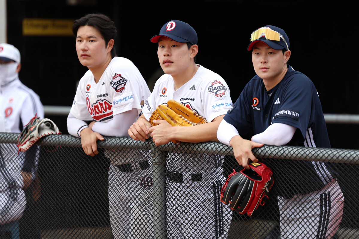 "저 투수할 겁니다" 거포 유망주의 파격 선언…레전드와 한솥밥, 중국으로…