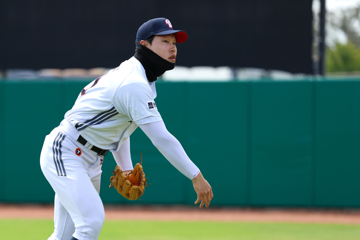 "저 투수할 겁니다" 거포 유망주의 파격 선언…레전드와 한솥밥, 중국으로…
