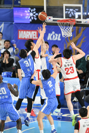 [오피셜]대구 한국가스공사, 서울 SK전 '트래블링 논란' 이의제기→KBL '반려'…인터뷰 거부 '징계' 가능성