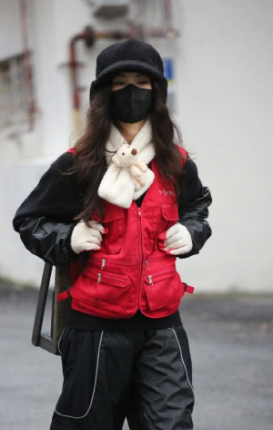 다니엘, 뉴진스 쫓겨난 날 연탄 날랐다…현장 포착[SC이슈]