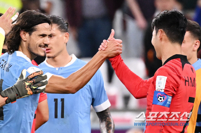 '오피셜'...인 줄 알았다! 모두를 속인 가짜 뉴스, '손흥민 엄지척!' 월클 공격수 은퇴 루머 확산