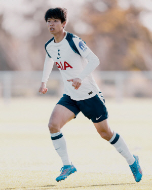 '토트넘 454경기' 손흥민, 당신은 대체 어떤 선수였습니까...日 유망주, 고작 EPL 벤치 등장에 
