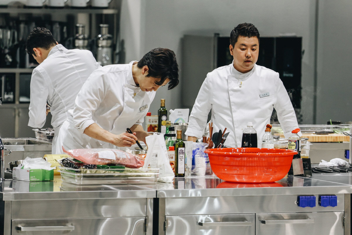 “전원 탈락이냐 살아남느냐” 흑백요리사2, 운명 갈린 최후의 팀전 오늘(…