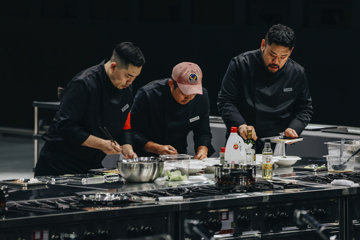 “전원 탈락이냐 살아남느냐” 흑백요리사2, 운명 갈린 최후의 팀전 오늘(…