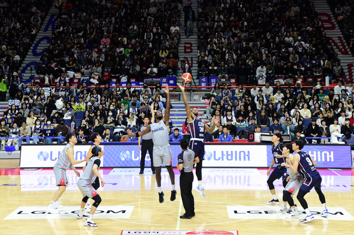 '평균 관중 1위' 부산 KCC 신바람 농구 비결…'농잘알' 전창진 감독…