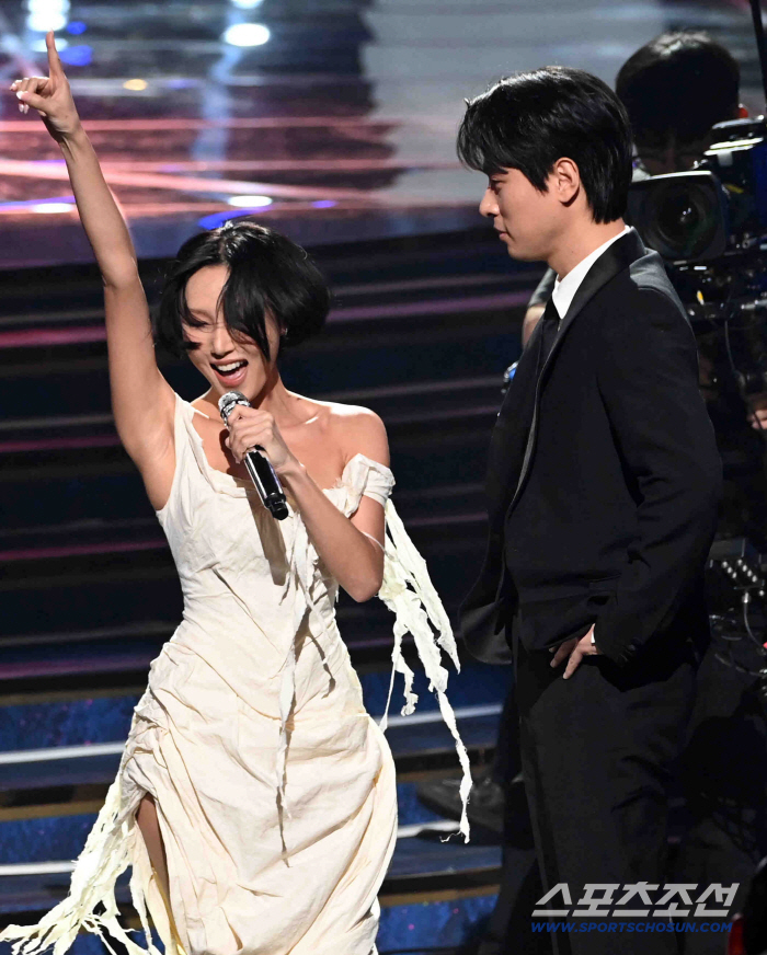 화사, 이쯤되면 박정민 업고 다녀야겠네..‘Good Goodbye’ 퍼펙트 올킬→韓솔로 가수 최고 기록