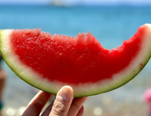 '수박 빨리 먹기' 대회서 30대 질식사…