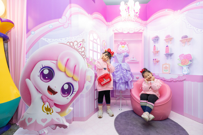 티니핑 콘텐츠 가득 롯데월드…한정판 굿즈와 핑크빛 식음료도 눈길