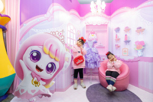 티니핑 콘텐츠 가득 롯데월드…한정판 굿즈와 핑크빛 식음료도 눈길