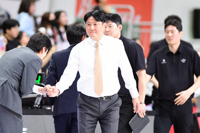 [현장인터뷰]KT 문경은 "김선형, 올스타전 전후 (복귀) 가능성 얘기" vs 삼성 김효범 "투혼 보여줬으면 좋겠다"