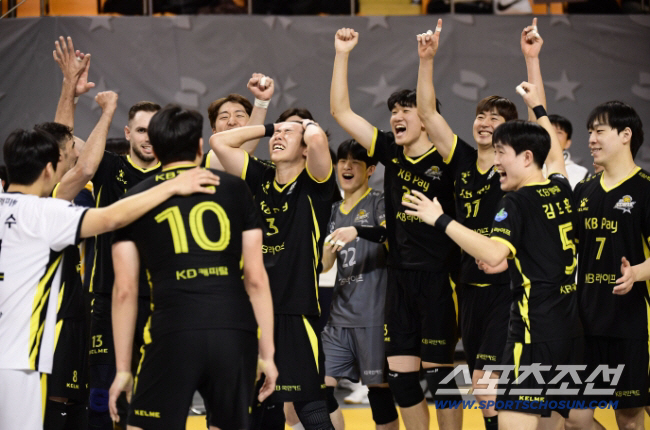 '경민불패' 기적의 사령탑과 결별 왜? 선수단 의견차 → 오해로 이어졌다…