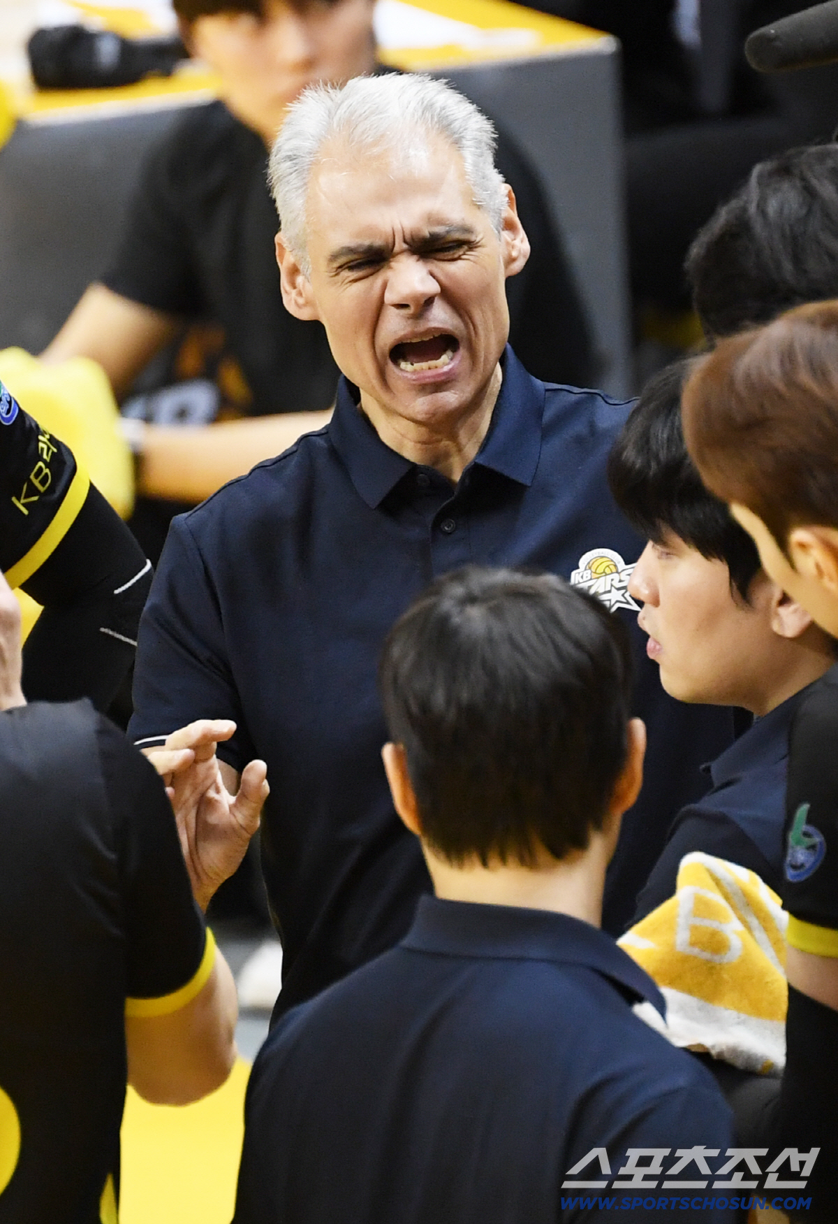 '경민불패' 기적의 사령탑과 결별 왜? 선수단 의견차 → 오해로 이어졌다…