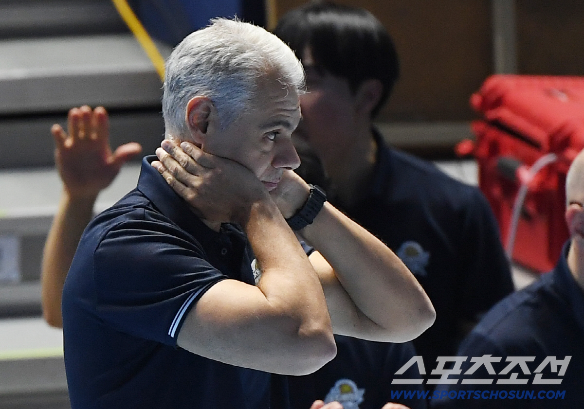 '경민불패' 기적의 사령탑과 결별 왜? 선수단 의견차 → 오해로 이어졌다…