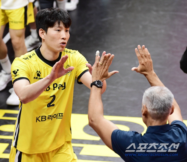 '경민불패' 기적의 사령탑과 결별 왜? 선수단 의견차 → 오해로 이어졌다…