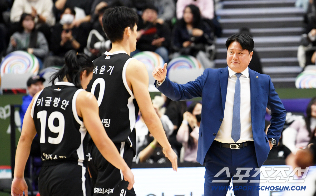 [현장인터뷰]'111득점' 문경은 KT 감독의 미소 "2025년 마지막 …