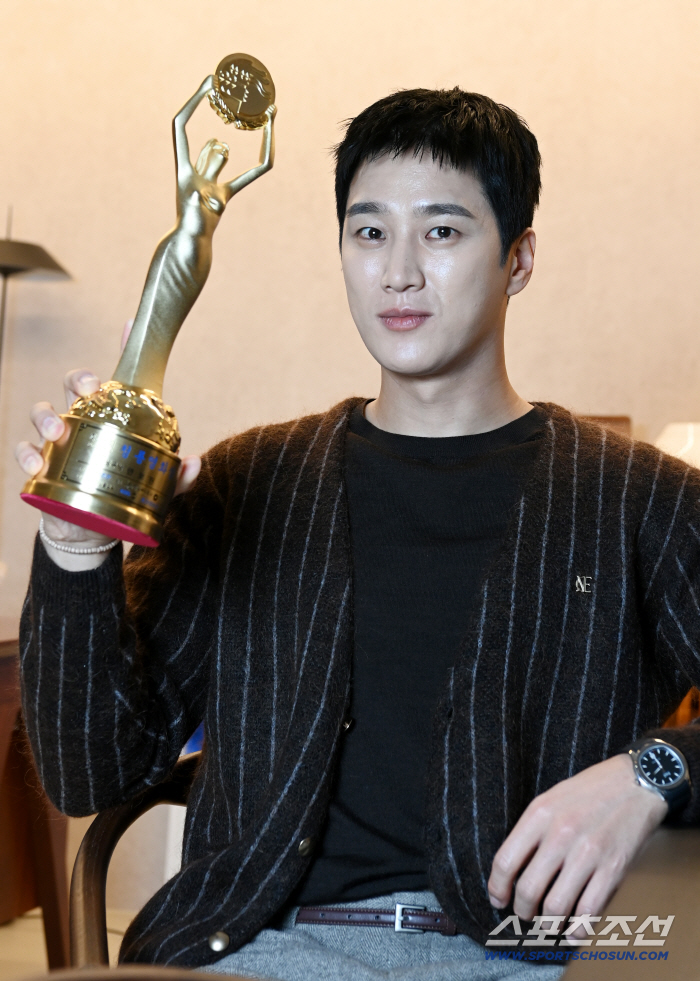 [단독] "박정민 돌잔치 참석할 생각은 없었는데"…안보현, 복싱 유망주→청룡 아들 되기까지(청룡 수상인터뷰)