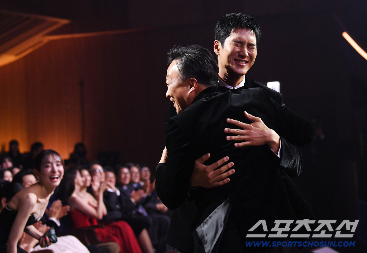 [단독] "박정민 돌잔치 참석할 생각은 없었는데"…안보현, 복싱 유망주→…