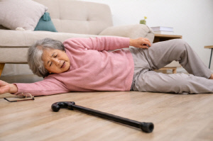 60~80대 고령층 '낙상', 생명 위협…실내가 더 위험, 문턱 낮추고 미끄럼 방지 설치